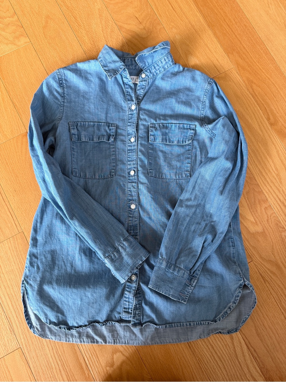 Gap Women Boyfriend Small Light Blue Denim Button-Down Shirt with Chest Pockets